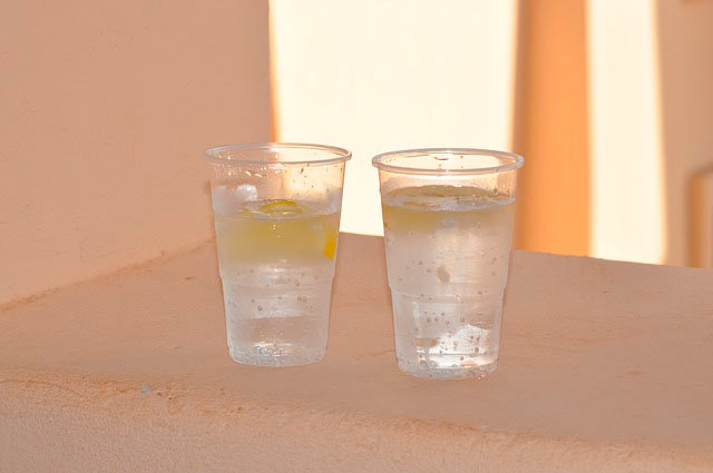 Peligros de comer con vasos y platos de plástico desechables